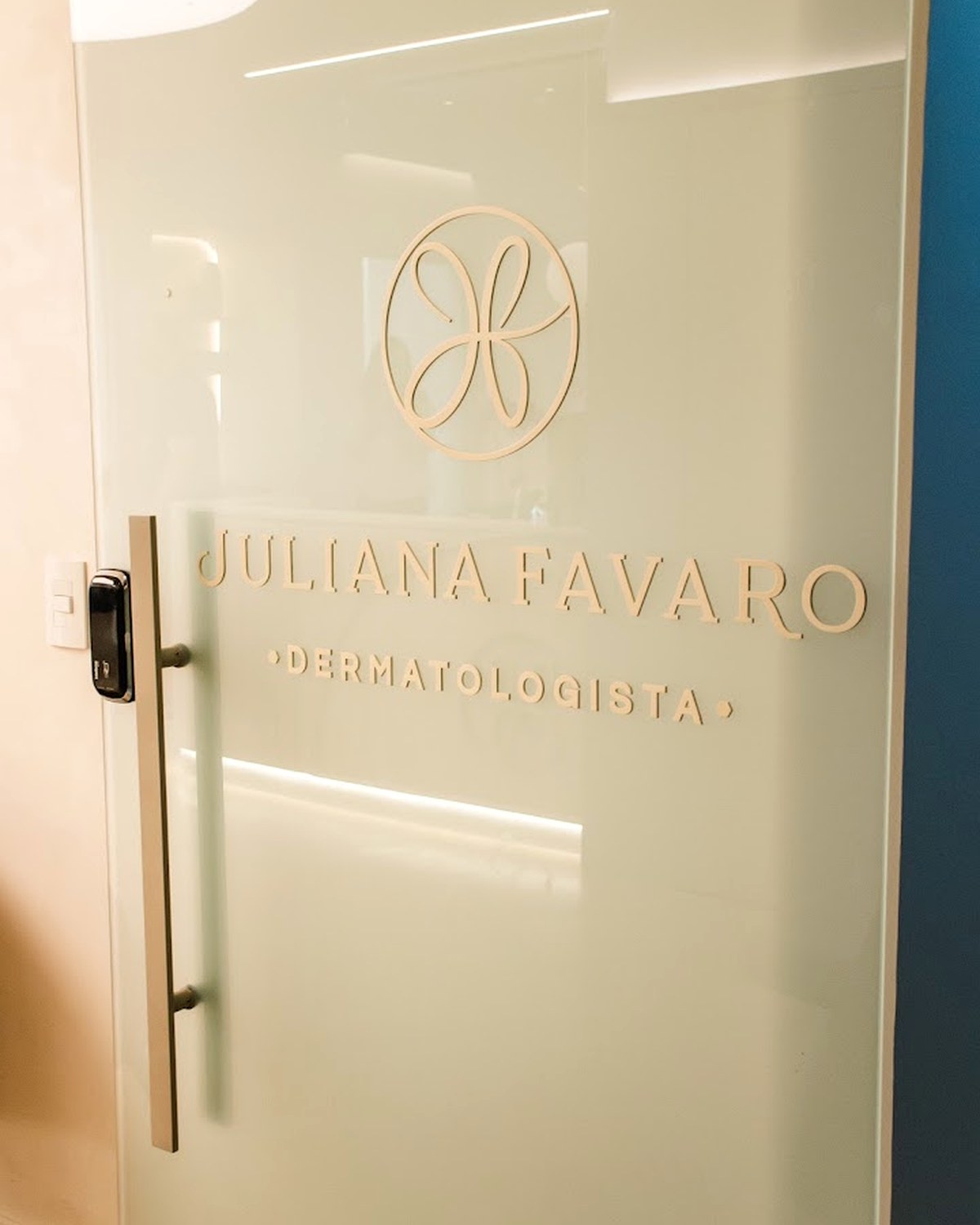 Porta de entrada do consultório, com o letreiro da Dra. Juliana Favaro, no Edifício Golden Office em Jundiaí