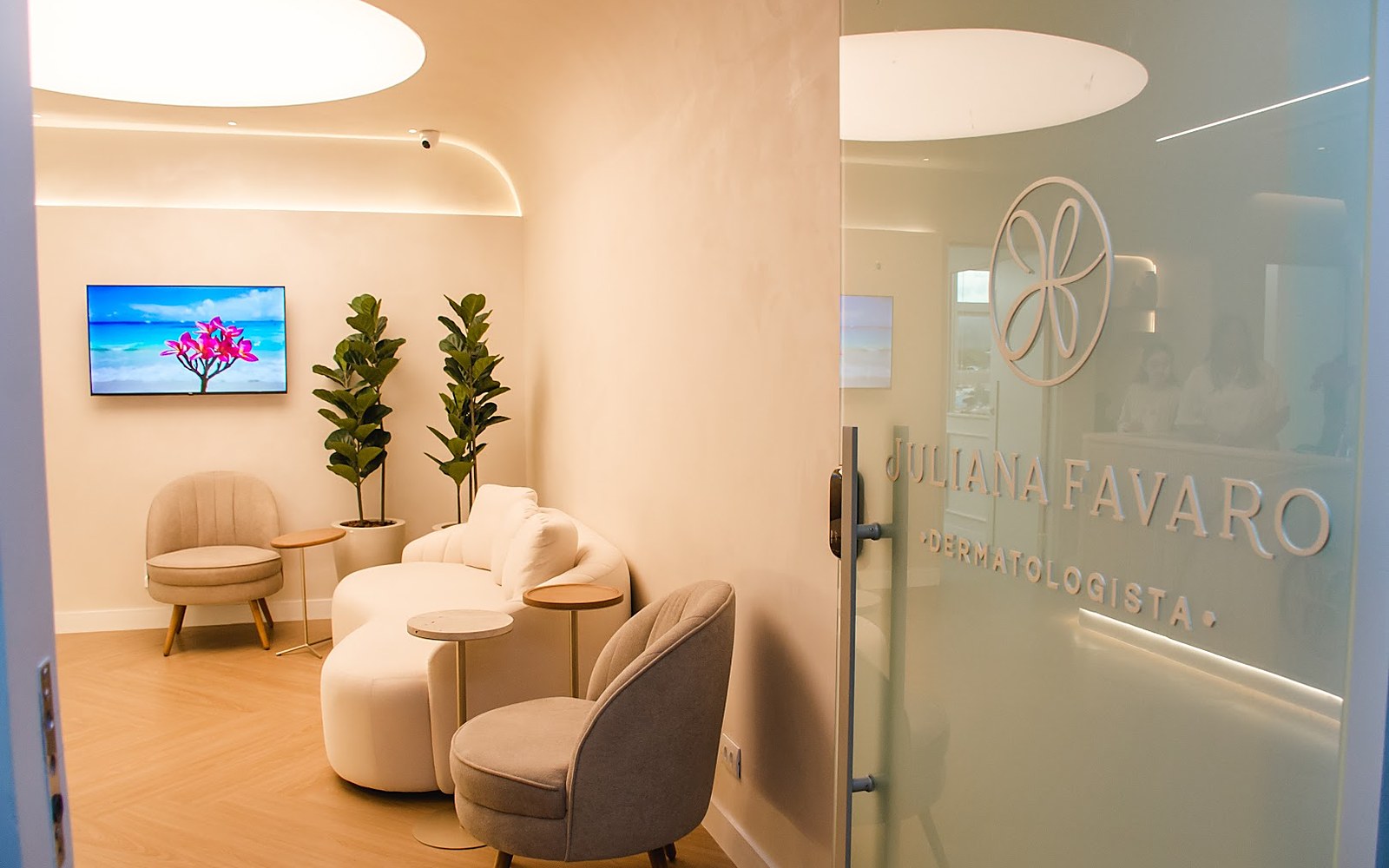 Sala de espera do consultório, com porta de vidro e o logotipo da Dra. Juliana Favaro