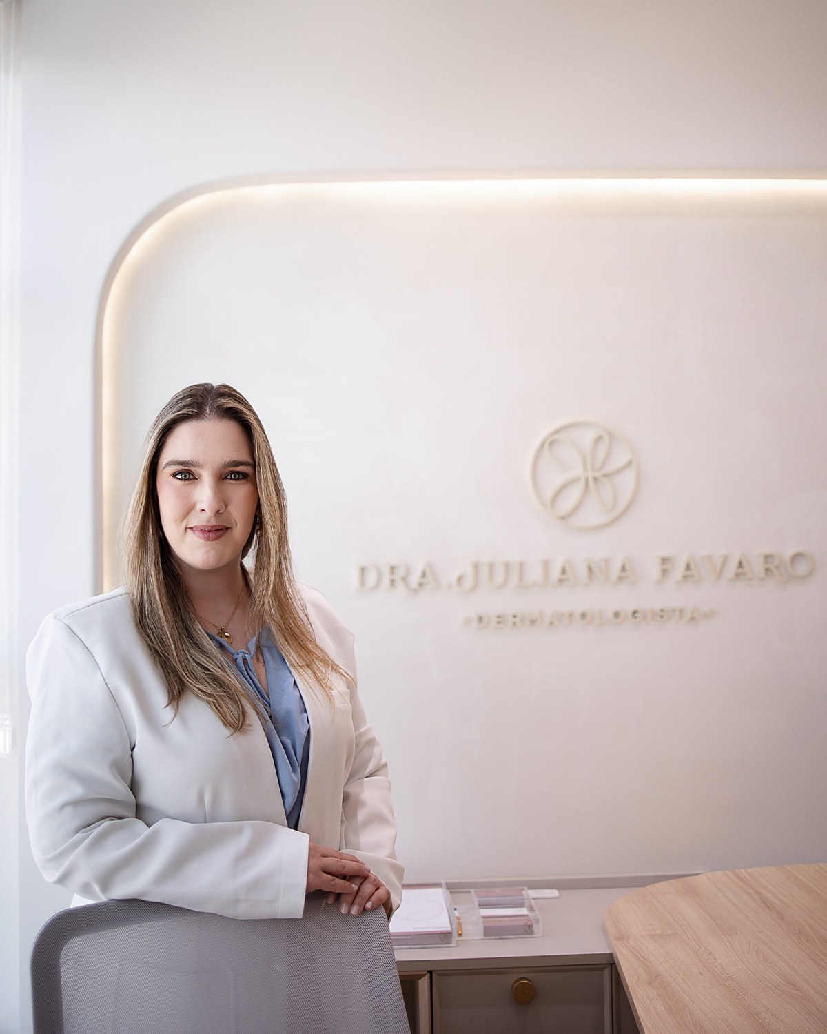 Dra. Juliana Favaro Izidoro, dermatologista em Jundiaí, no consultório